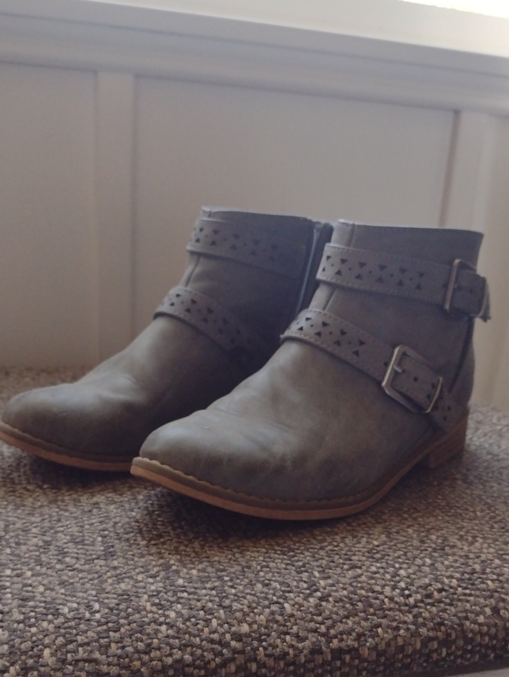 Rocket Dog Women's Gray Ankle Boot with Buckle Straps Size 6